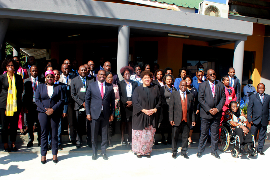 Ministra Nyeleti Mondlane na visita de exposição acompanhada por Vice Ministro Lucas Mangrasse Secretário do Estado da Província de Manica Edson Macuácua e SP do MGCAS Fortunato de Oliveira 1